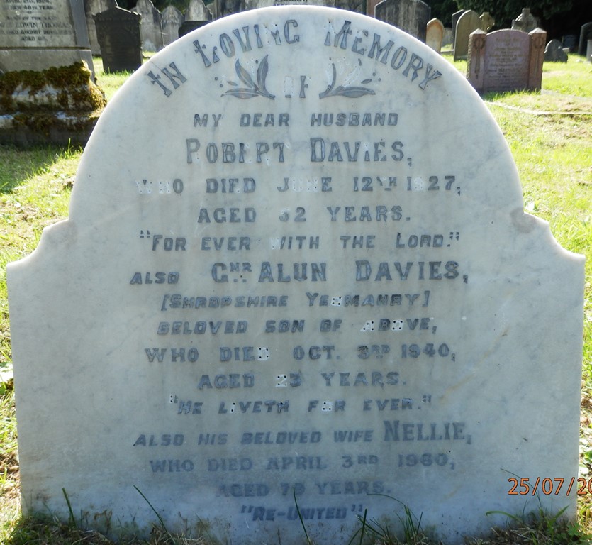 Commonwealth War Grave Cilcain Cemetery