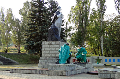 Massagraf Sovjetsoldaten & Oorlogsmonument Mykolaivka #1