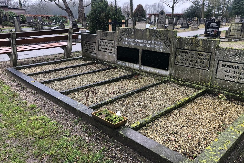 Memorial / Graves Disaster 07-05-1945 Roman Catholic Cemetery Wijhe