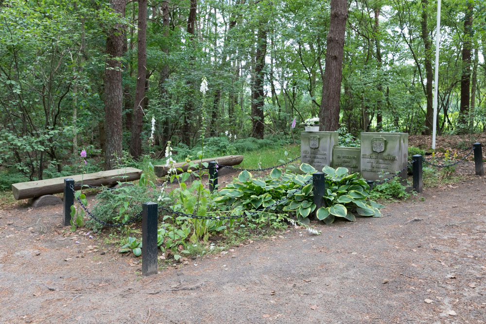 Grave of Members of the Resistance Harfsen #2