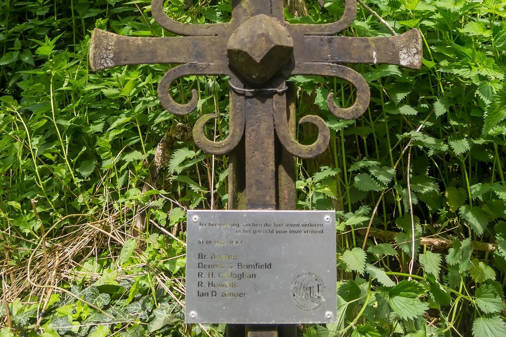 Monument Neergestort Vliegtuig Berg en Terblijt #3