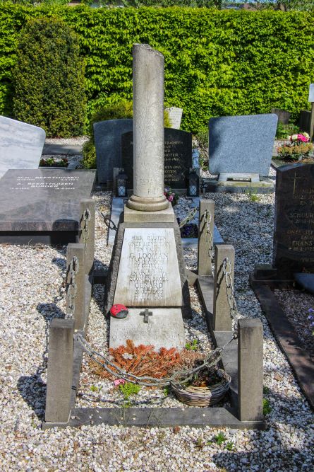 Nederlandse Oorlogsgraven RK begraafplaats H Johannes Geboorte Montfoort #2