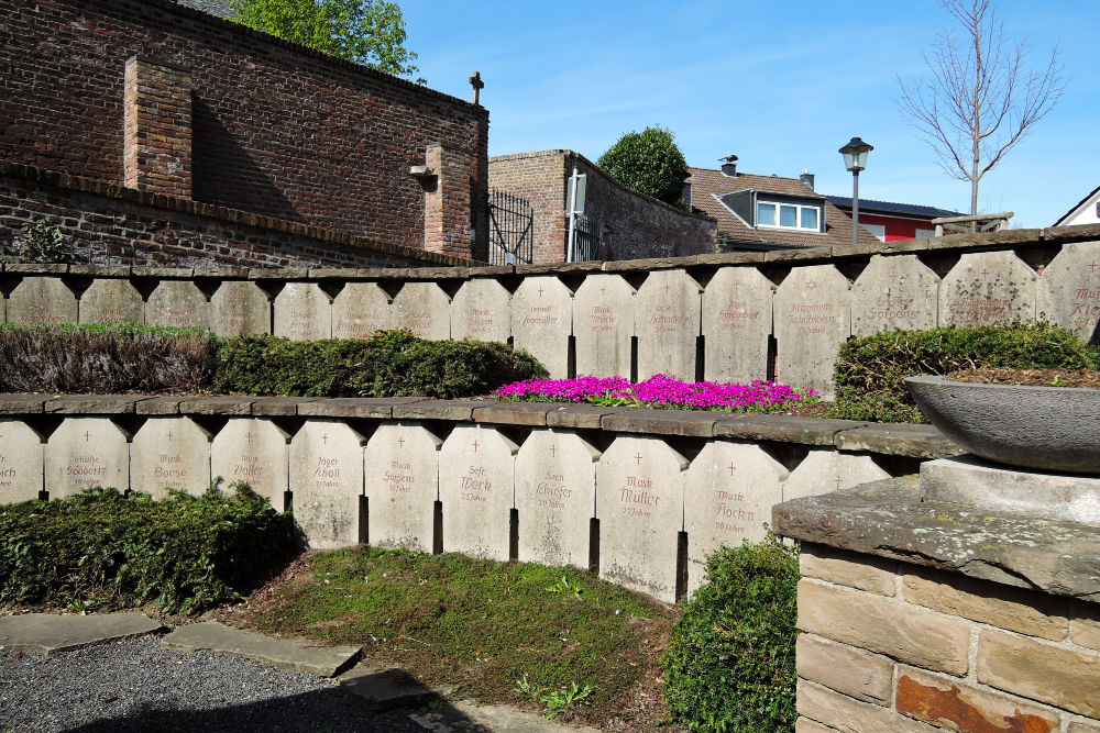 War Memorial Stommeln #2