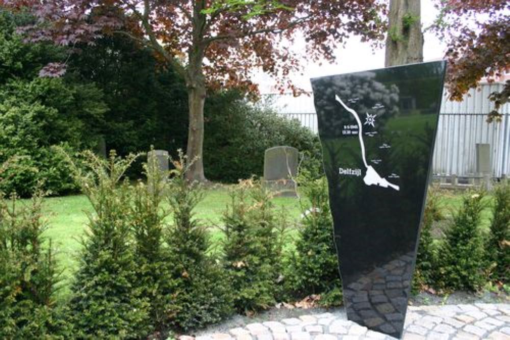 Monument Victims Motorvessel Joanna General Cemetery Delfzijl #4