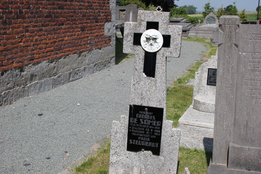 Belgian Graves Veterans Nukerke Churchyard #3