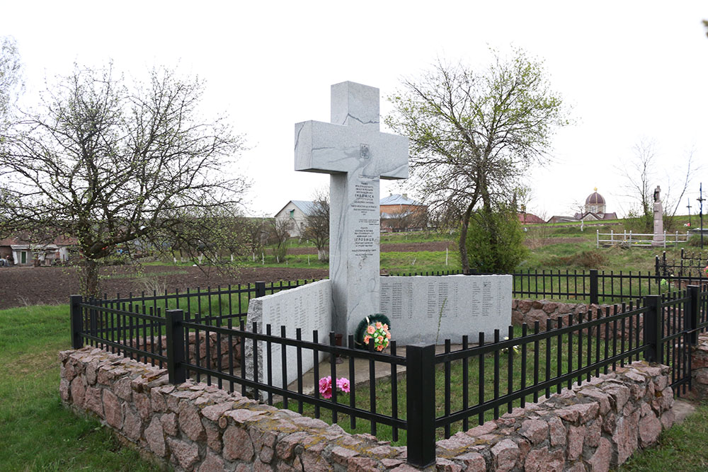 Massagraf Poolse Slachtoffers 1944 #1