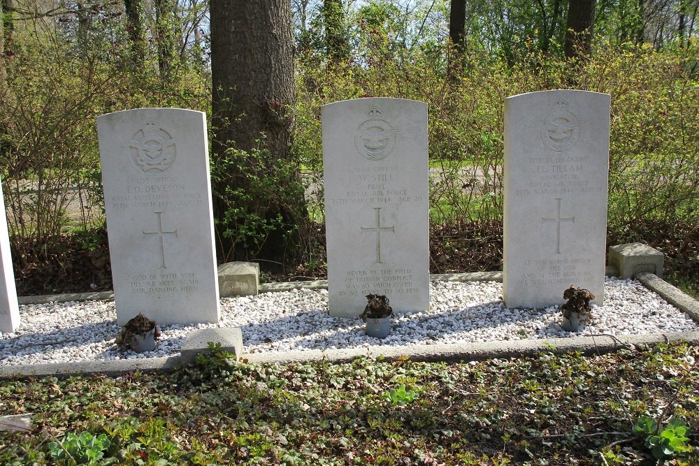 Commonwealth War Graves Municipal Cemetery Hollandscheveld #3