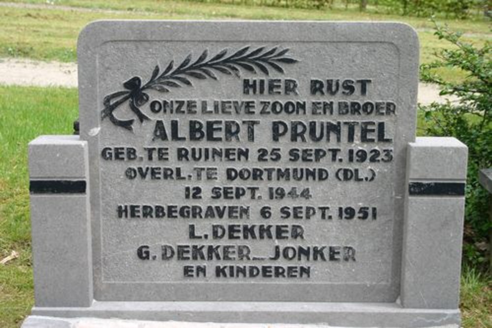 Dutch War Grave Uffelte #1