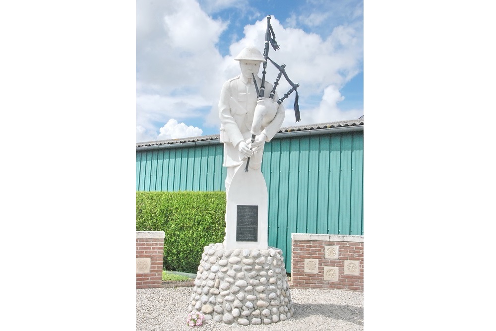 Pipers Memorial Longueval