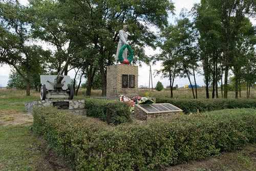 Massagraf Sovjetsoldaten & Oorlogsmonument Dmytrivka