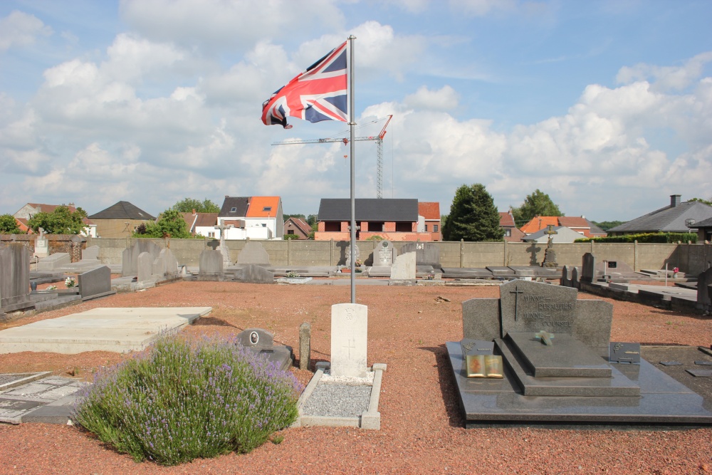 Commonwealth War Grave Ophain- Bois-Seigneur-Isaac
