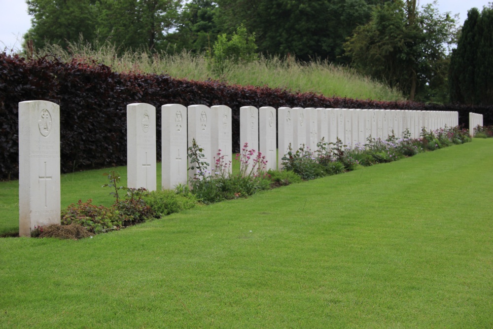 Oorlogsgraven van het Gemenebest Villers-Plouich #2