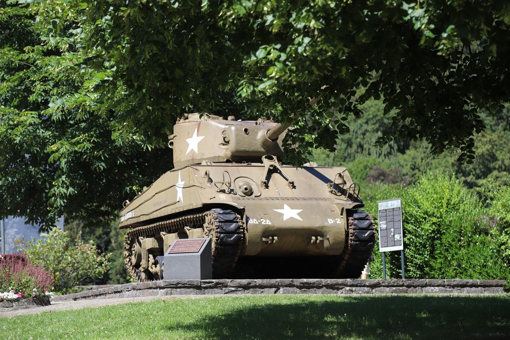 M4A3 Sherman Tank Château de Clervaux - Clervaux - TracesOfWar.com
