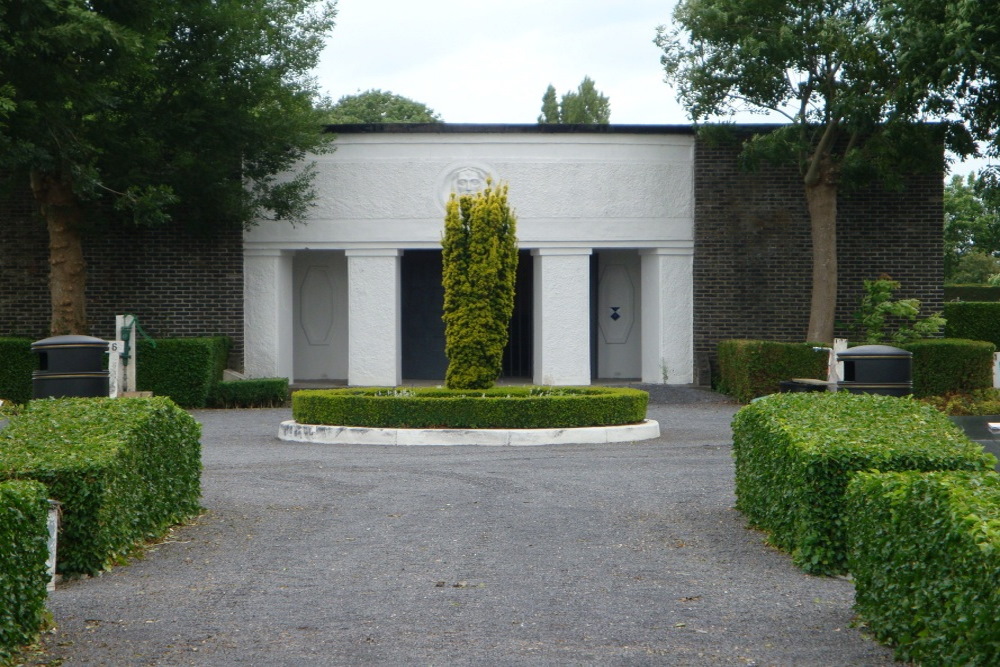 German Mausoleum Cemetery Leffinge #1