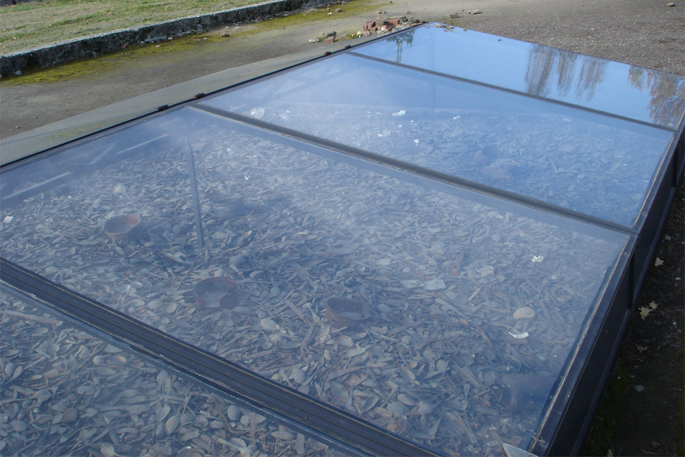 Vitrine Gebruiksvoorwerpen Auschwitz