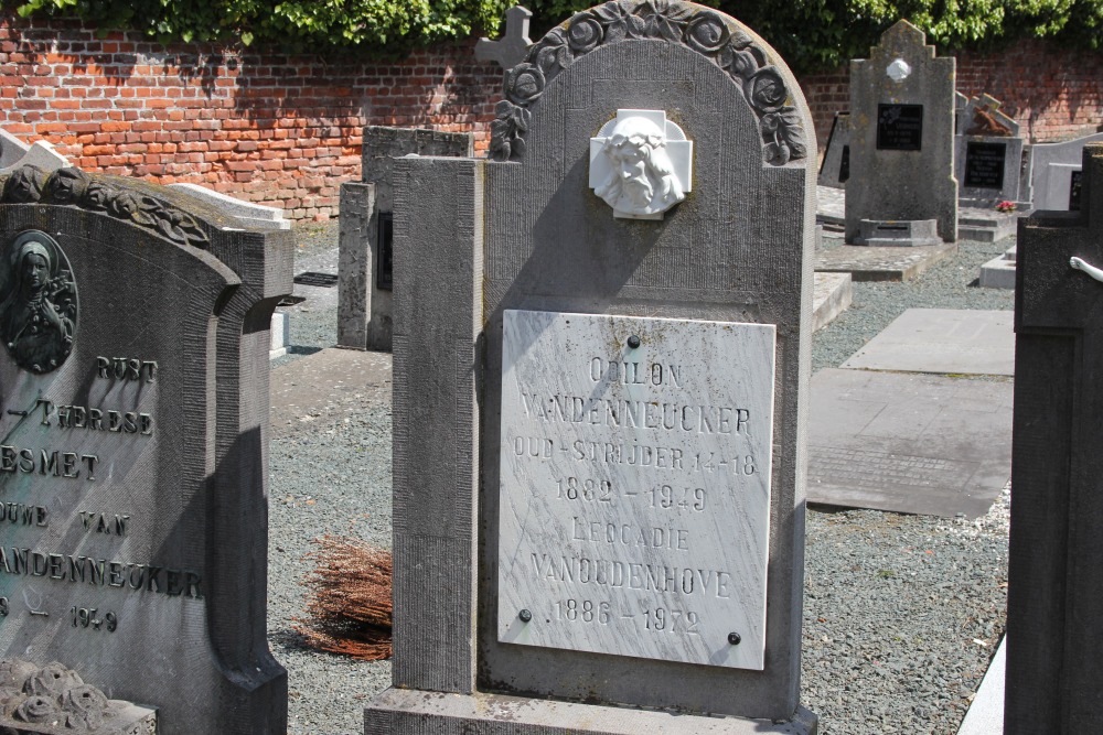 Belgian Graves Veterans Herne Churchyard #4