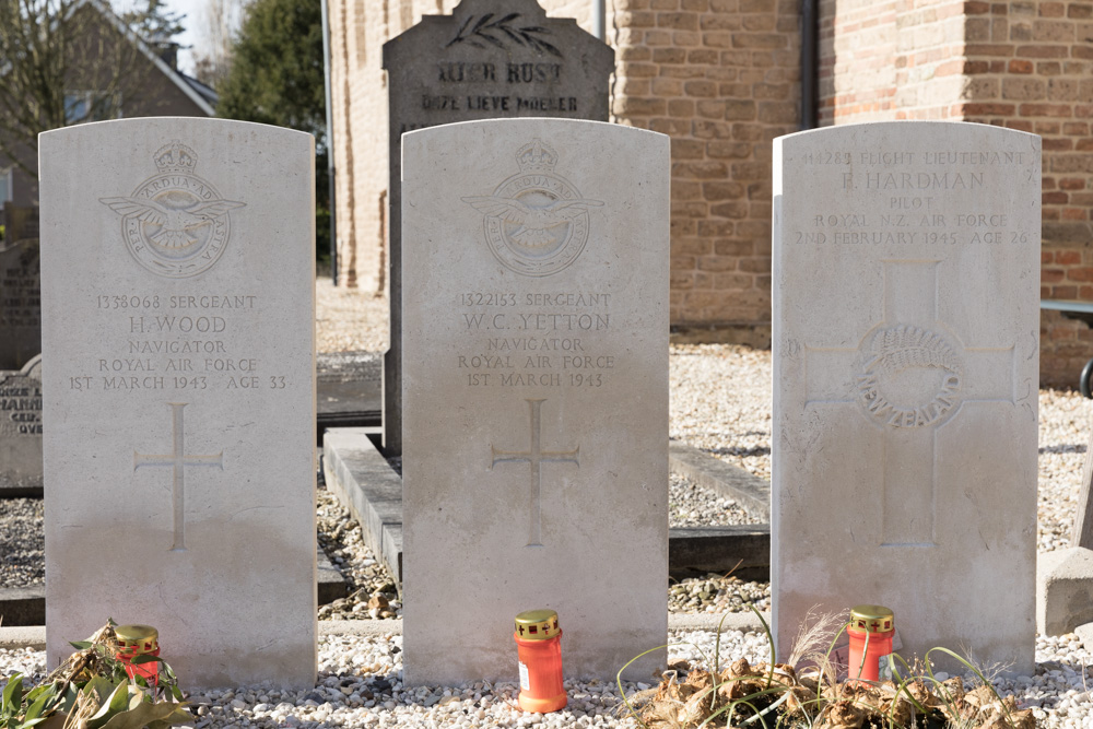 Commonwealth War GravesProtestant Churchyard Wadenoijen #2