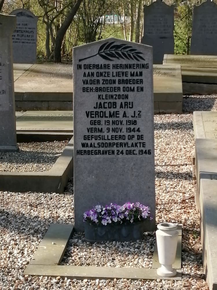 Dutch War Grave Municipal Cemetery Nieuwe-Tonge #1