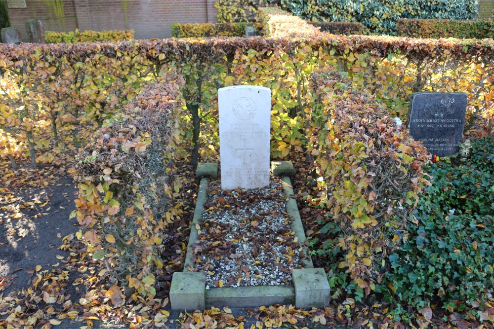 Commonwealth War Grave Dutch Reformed Cemetery Oisterwijk #1