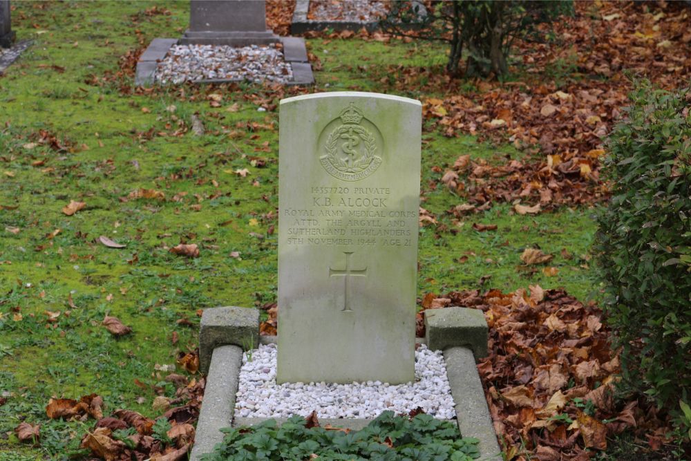 Commonwealth War Grave Roman Catholic Cemetery Oud-Empel #4