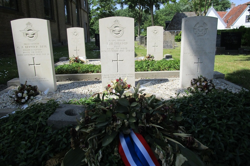Commonwealth War Graves Protestant Churchyard Pietersbierum #3