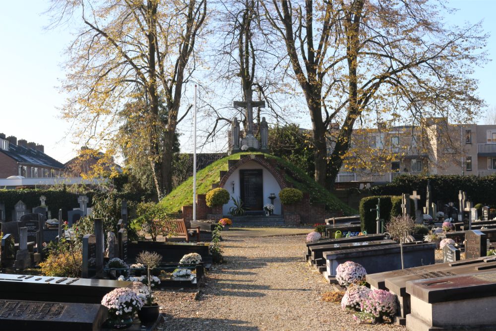Nederlandse Oorlogsgraven en Monument Rooms-Katholieke Begraafplaats Beneden-Leeuwen #1
