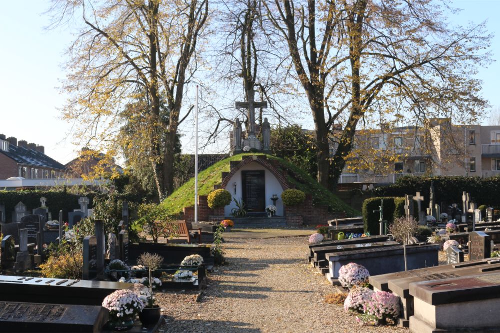 Dutch War Graves and Memorial Roman Catholic Cemetery Beneden-Leeuwen