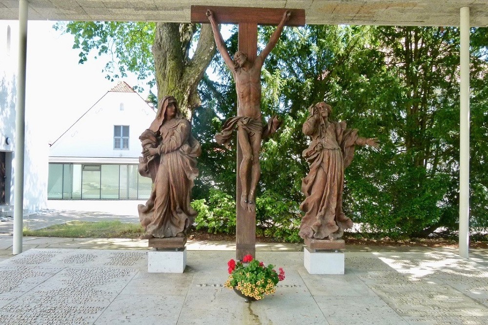 Oorlogsmonument Bad Buchau Voor De Gevallenen In Beide Wereldoorlogen.