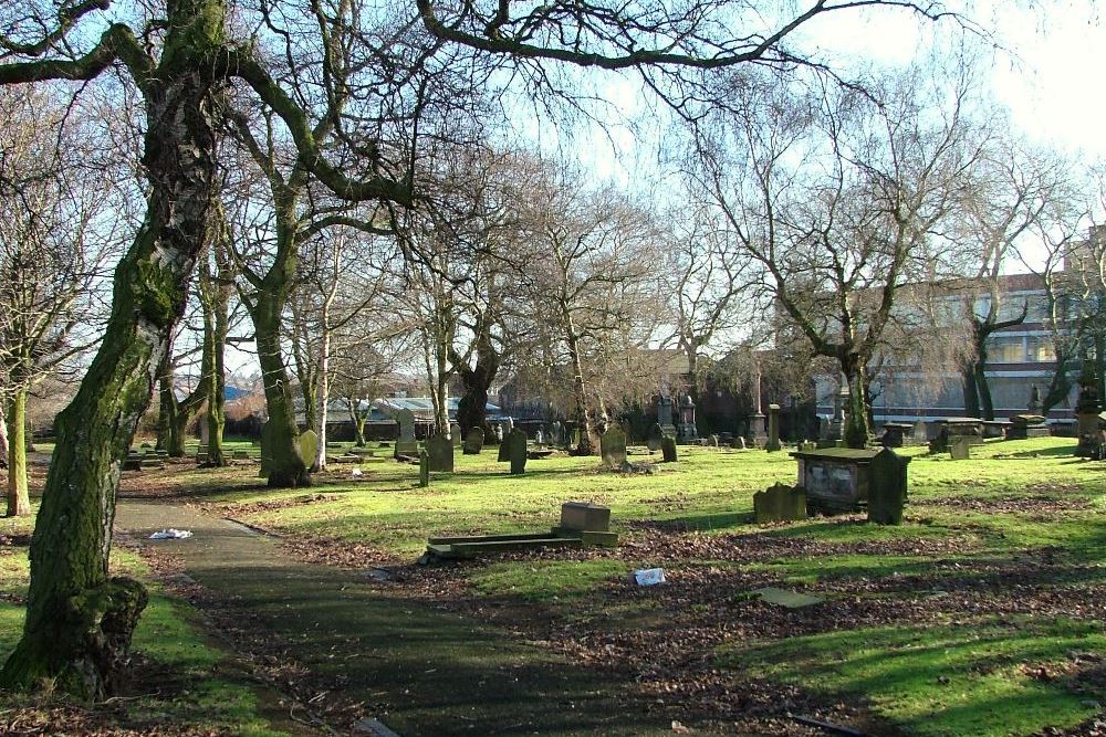 Commonwealth War Grave St. Giles Churchyard Extension #1