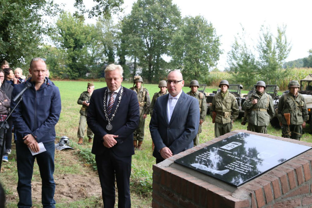 Glider Monument Boxtel #1