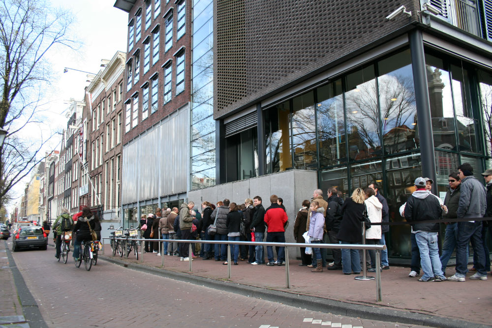 Extreemrechtse tekst met laser op Anne Frankhuis geprojecteerd: Een laffe en verwerpelijke daad