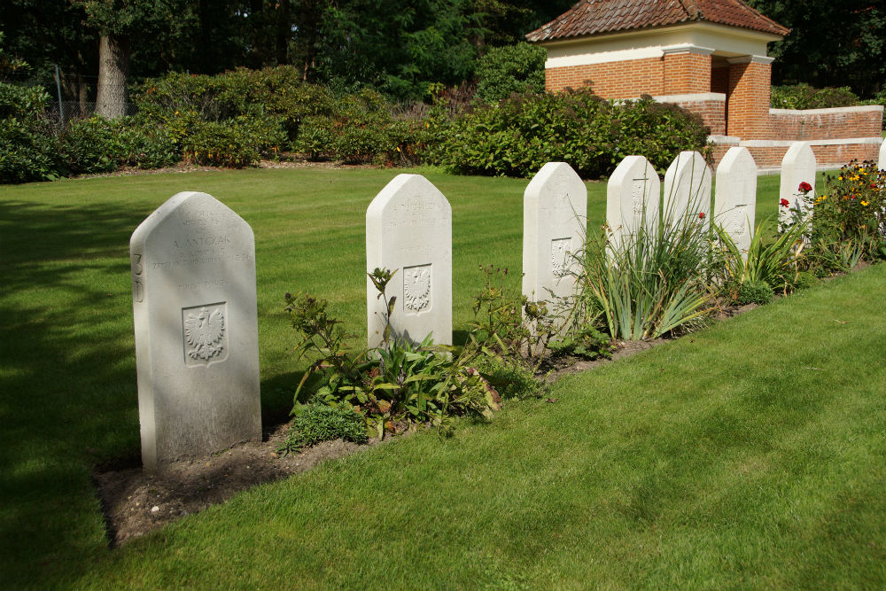 Commonwealth War Cemetery Mook #5