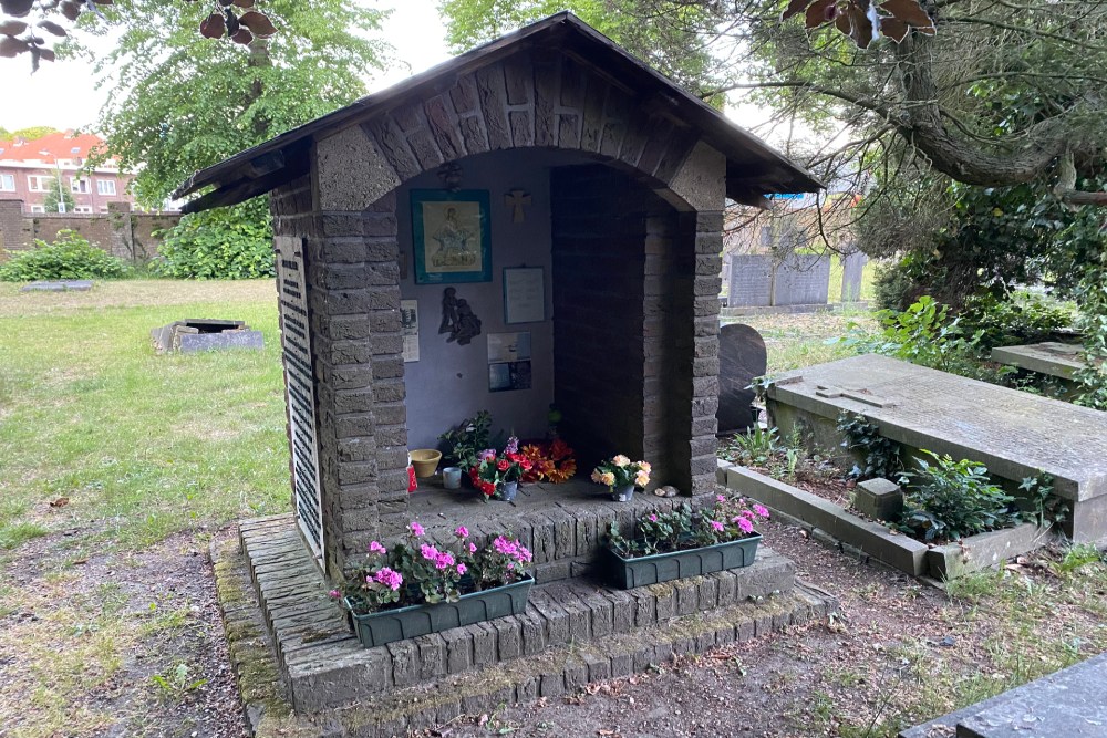 Monument Bombardementslachtoffers Klooster St.-Louis #1