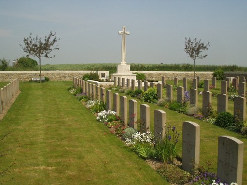 Commonwealth War Cemetery Le Peuplier