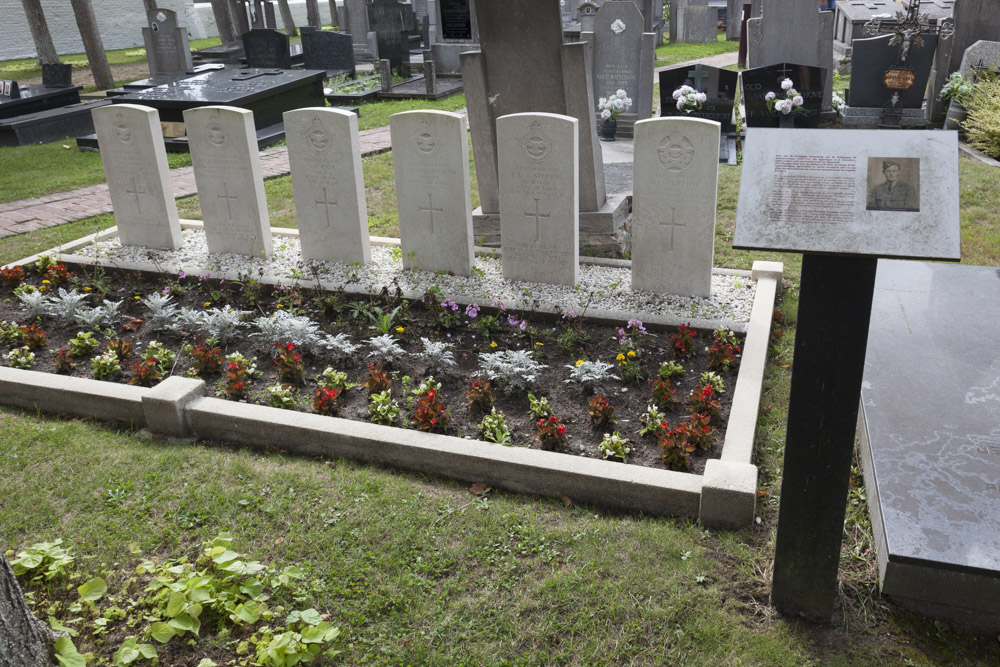 Memorial Crash Wellington lll Cemetery Vlissegem #2