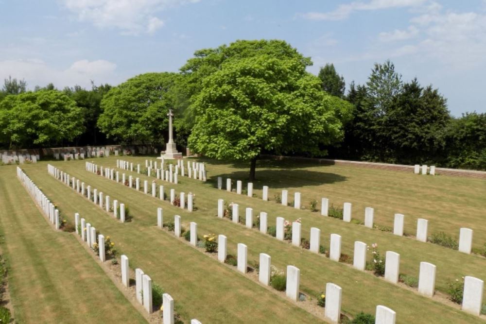 Commonwealth War Cemetery Foncquevillers