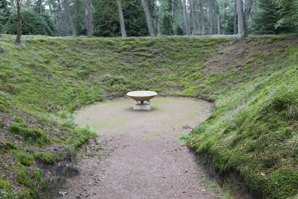 Monument Onbekende Verzetsstrijder Nederlands Ereveld Loenen #3