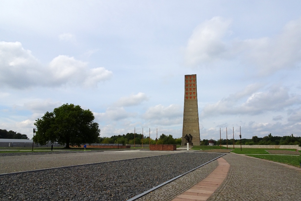 Herdenkingsstandbeeld Concentratiekamp Sachsenhausen #1