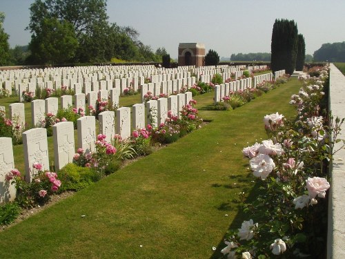 Commonwealth War Cemetery Aubers Ridge #1