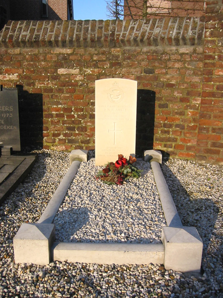 Commonwealth War Grave Churchyard St. Amelberga Susteren #3