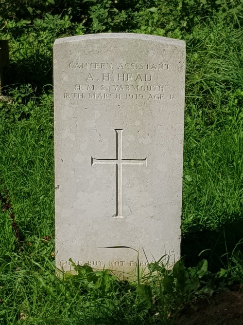 Commonwealth War Graves St. Nicholas Churchyard #4