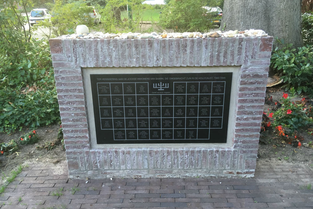 Bloemenkransen bij Joods monument in Baarn vernield