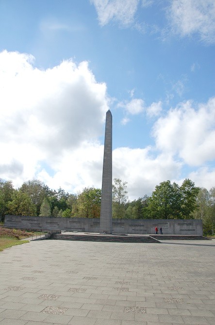 Obelisk & Muur met Inscripties Concentratiekamp Bergen-Belsen #2