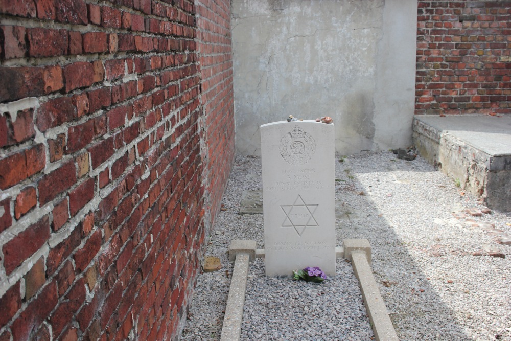 Commonwealth War Cemetery Merville Communal #4