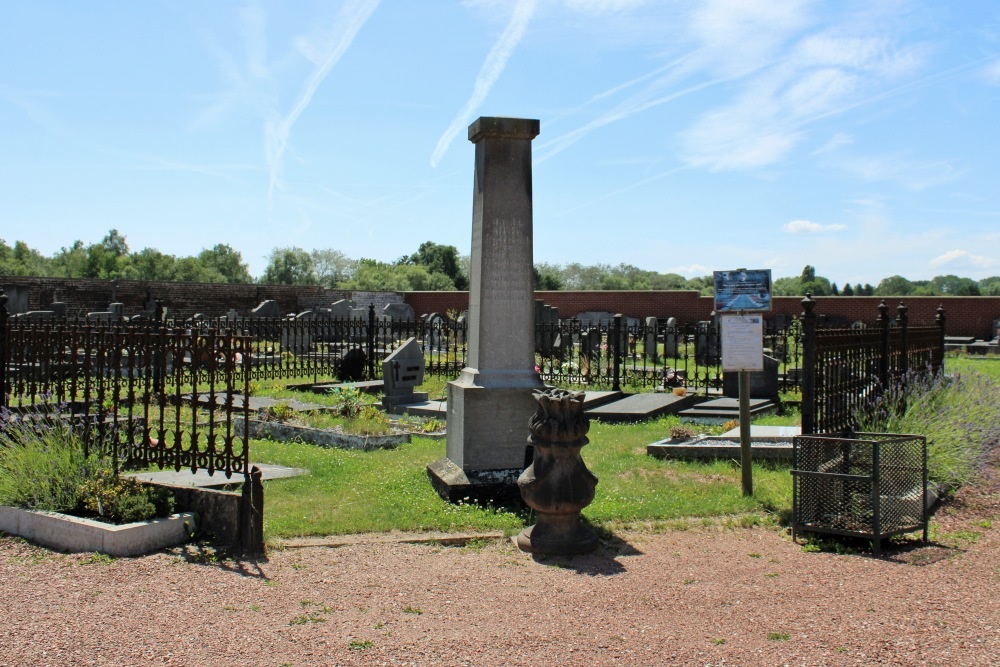 Oorlogsmonument Godarville Begraafplaats	 #1