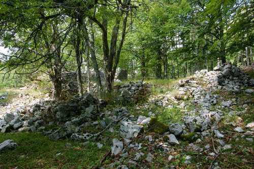 Alpenmuur - Rune Italiaanse Kazerne Trstenik