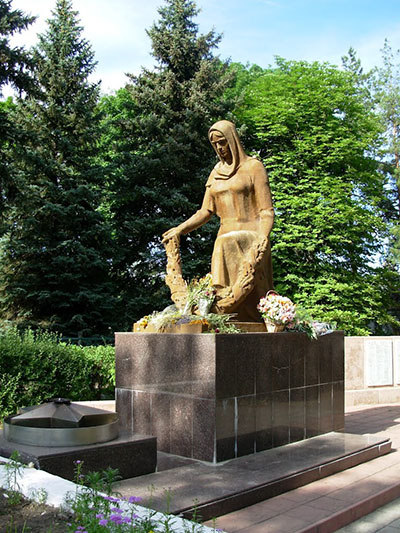 Massagraf Sovjetsoldaten & Oorlogsmonument Birky