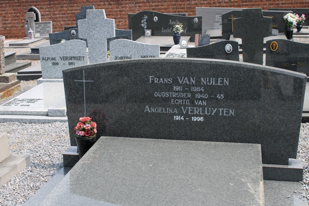 Belgian Graves Veterans Tessenderlo Cemetery Schoot #2