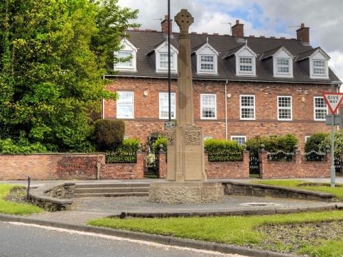 Oorlogsmonument Hale Barns en Ringway