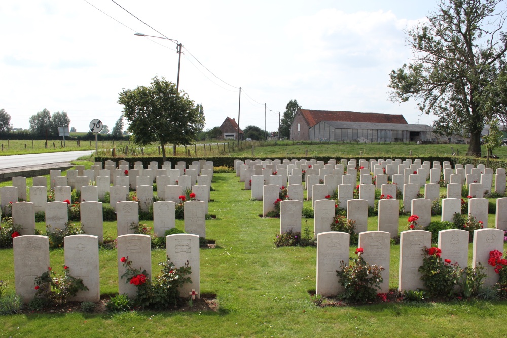 Commonwealth War Cemetery Cinq Rues #3